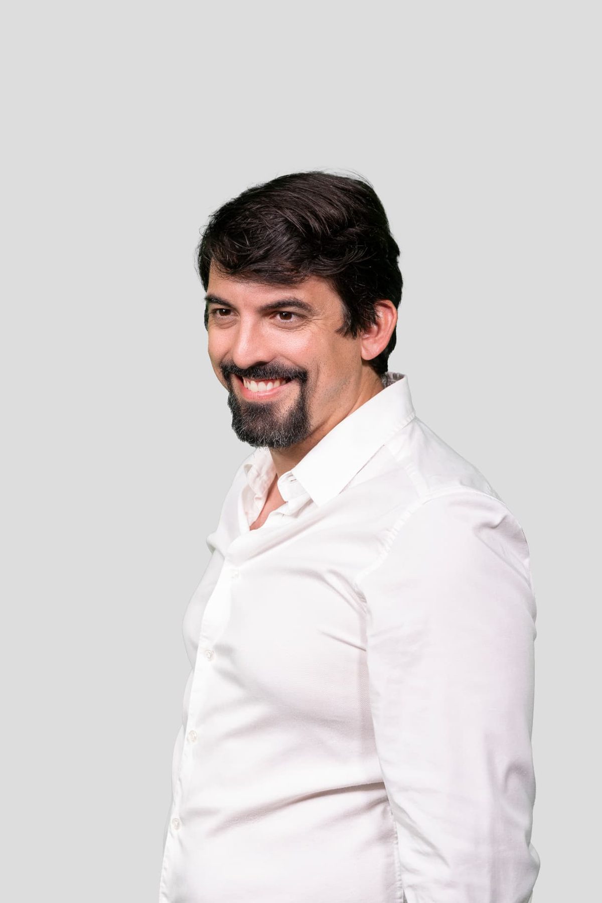Luis Blanco Sánchez de perfil, con camisa blanca