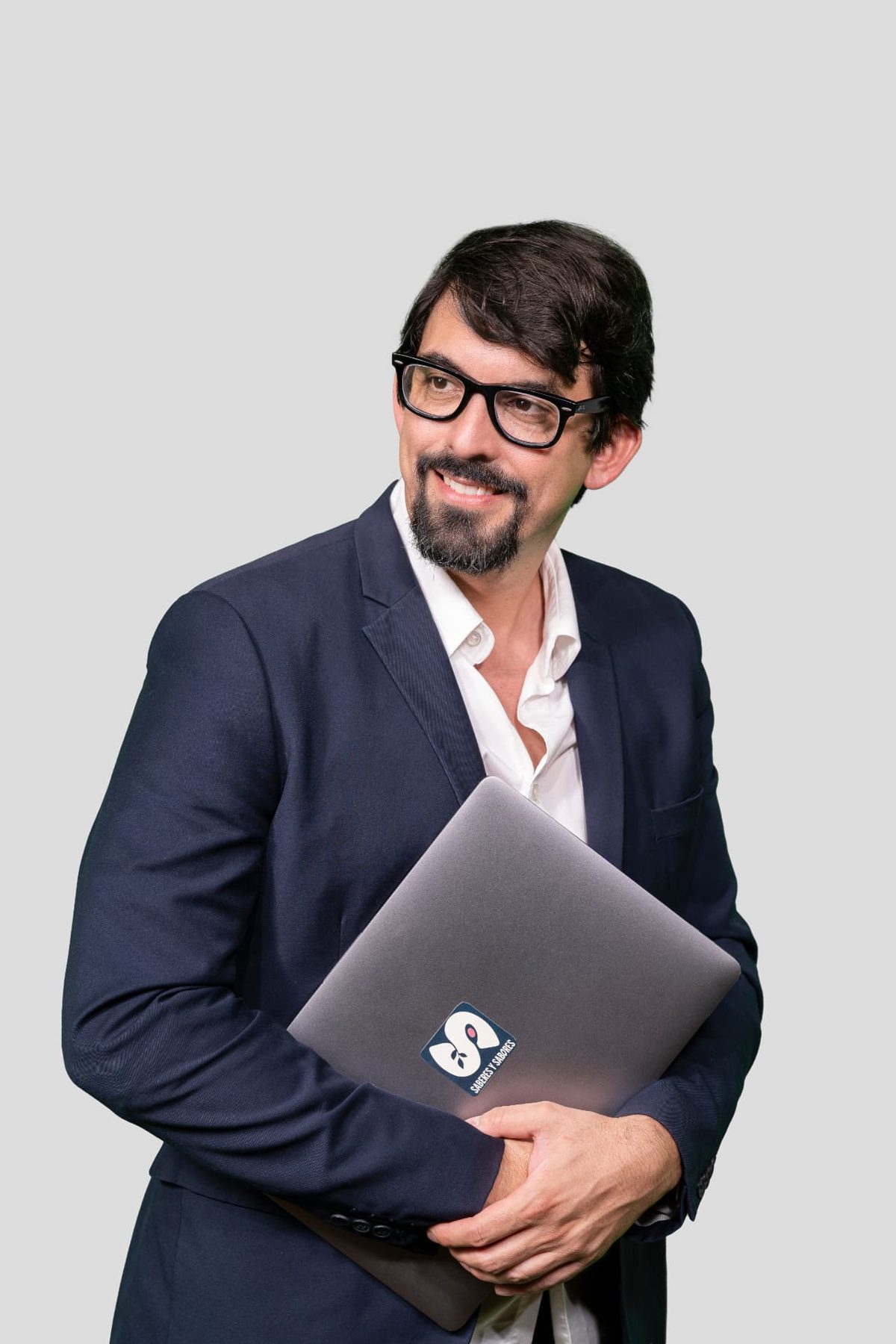 Luis Blanco Sánchez sonriendo con un portátil
